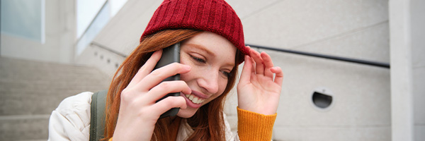Frau telefoniert mit einem Smartphone